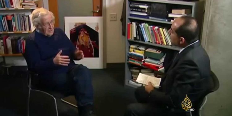 نعوم تشومسكي:  عن نقص أجهزة التنفس الاصطناعي وقسوة الرأسمالية النيوليبرالية