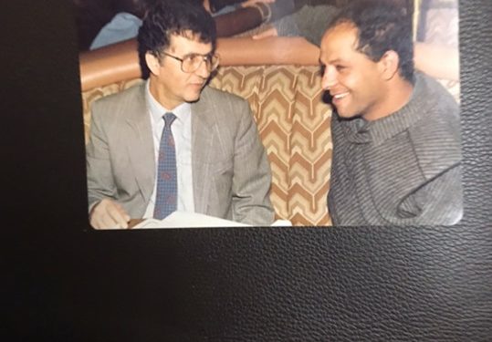 يوم أن فاجأني الشاعر محمود درويش بحضور الشاعر سميح القاسم: “طلع الكاسيت من السويتر “