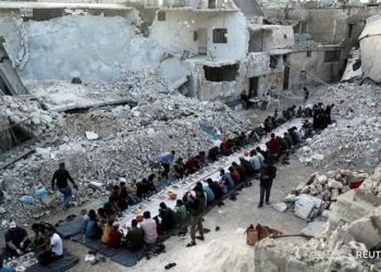 السوريون يصرون على الحياة رغم الخراب