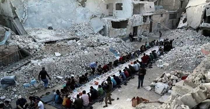 السوريون يصرون على الحياة رغم الخراب