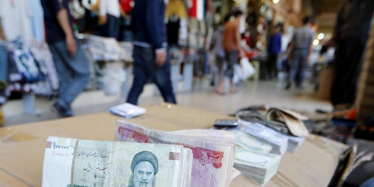 انهيار متواصل للريال الإيراني ويفقد 70 بالمائة من قيمته