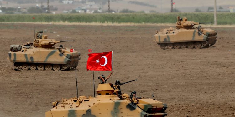 تركيا تعزز قواتها.. وعودة مزيد من اللاجئين إلى شمال سورية