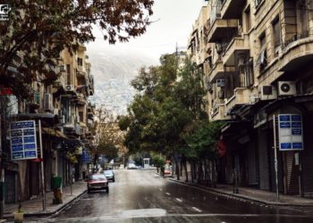 قد خيَّروني عنكِ فاخترتُ الغيابْ