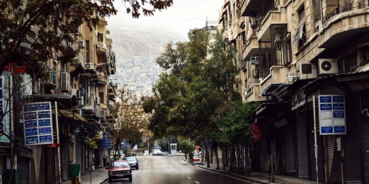 قد خيَّروني عنكِ فاخترتُ الغيابْ