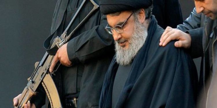 يعرف كل شيء، يهيمن على كل شيء