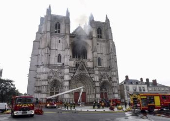 هل ستخسر فرنسا ماضيها في حرائق الكنائس؟