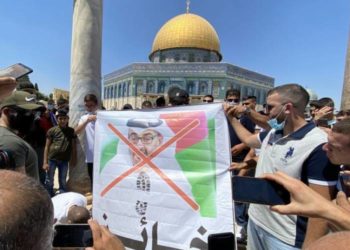 كتاب ومثقفون فلسطينيون:         “اتفاق العار” الإماراتي -الإسرائيلي مرتبط بـ”صفقة القرن”