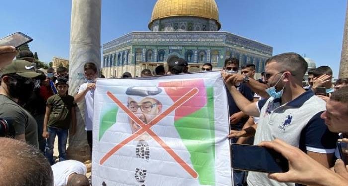 كتاب ومثقفون فلسطينيون: “اتفاق العار” الإماراتي -الإسرائيلي مرتبط بـ”صفقة القرن”