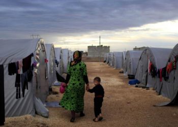 اللاجئون السوريون يعودون اضطرارا إلى بلدهم وليس بإرادتهم لا خيار آخر أمامهم مع معاناة اقتصادات البلدان المضيفة تأثيرات مواجهة كورونا