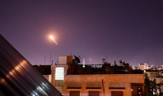 خمسة قتلى بينهم جنديان في قصف إسرائيلي جنوب سورية استهدف مواقع لـ”حزب الله” اللبناني ومجموعات موالية له