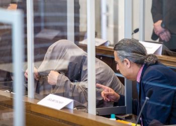 شهادة «حفار القبور» السوري في ألمانيا تستعيد صور جرائم النازية لم تكشف محكمة جرائم الحرب عن اسمه ولا هويته… ودخل القاعة متنكراً