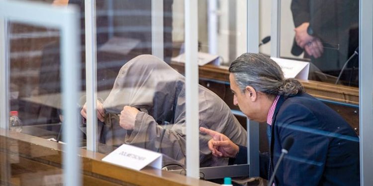 شهادة «حفار القبور» السوري في ألمانيا تستعيد صور جرائم النازية لم تكشف محكمة جرائم الحرب عن اسمه ولا هويته… ودخل القاعة متنكراً