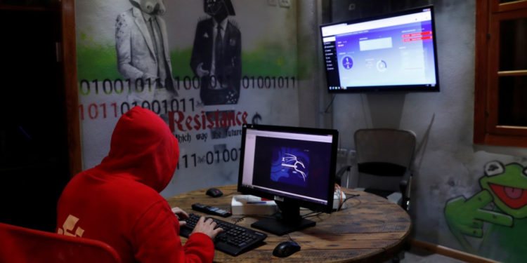 من هو “علوش” الذي يخترق هواتف السوريين؟