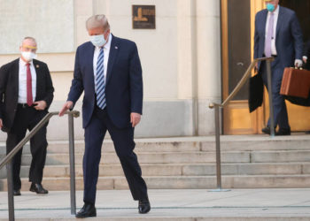 ترمب يعود للبيت الأبيض ويعتزم المشاركة في المناظرة الرئاسية التالية