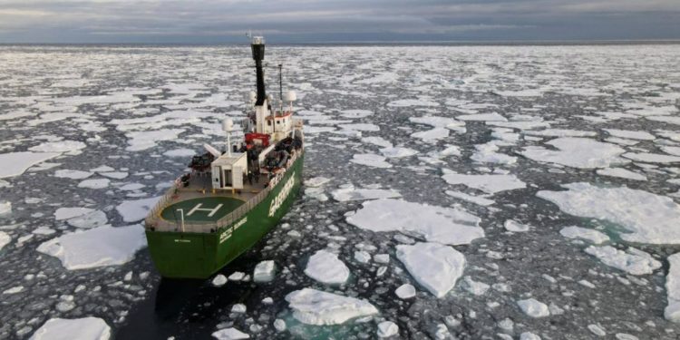 ذوبان الغطاء الجليدي يعزز القوات العسكرية الصينية في القطب الشمالي قائد البحرية البريطانية يعتقد أن روسيا قد تستغل الأزمة البيئية كذلك