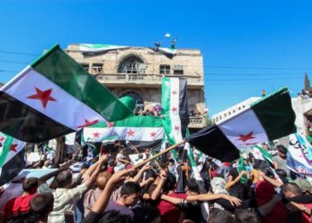سورية: المئات يتظاهرون في إدلب تحت شعار “لا شرعية لمحتل”