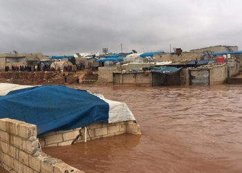 تقرير يرصد أضرار أول عاصفة مطرية تضرب مخيمات الشمال هذا الشتاء