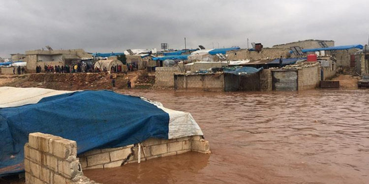 تقرير يرصد أضرار أول عاصفة مطرية تضرب مخيمات الشمال هذا الشتاء