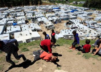 “دمشق المتناقضة”.. طوابير خبز في المزة و”عرس وطني” في قصر المؤتمرات