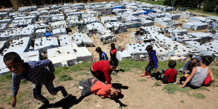 “دمشق المتناقضة”.. طوابير خبز في المزة و”عرس وطني” في قصر المؤتمرات