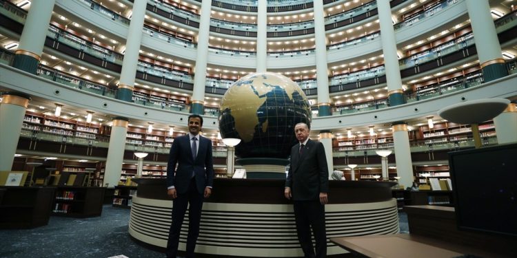 استقبال أردوغان لأمير قطر وزيارتهما لمكتبة الرئاسة التركية