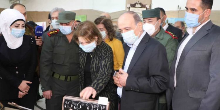 وسط التعذيب حتى الموت.. النظام السوري يقيم “حفلات ثقافية” في السجون