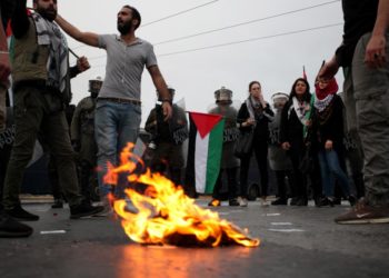 أوجه معاناة اللاجئين في تركيا واليونان