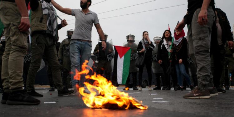 أوجه معاناة اللاجئين في تركيا واليونان