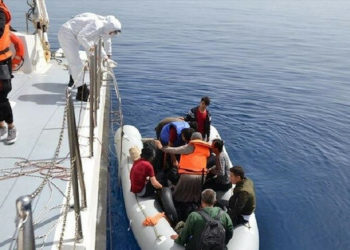 تركيا تنقذ 29 طالب لجوء أجبرتهم اليونان على العودة                    قبالة سواحل ولاية إزمير غربي البلاد