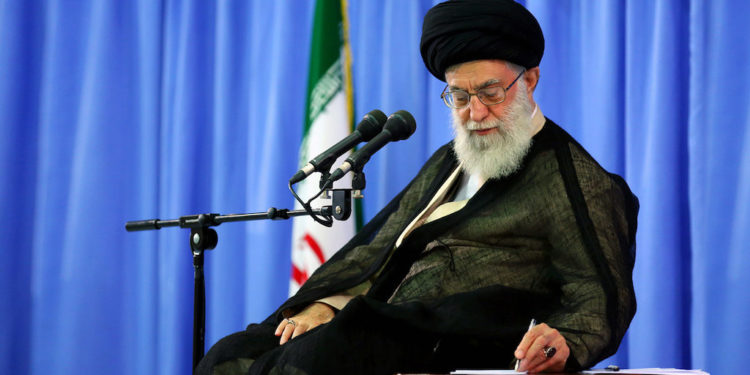 خطاب خامنئي يرسم حدود المشاركة مع الغرب