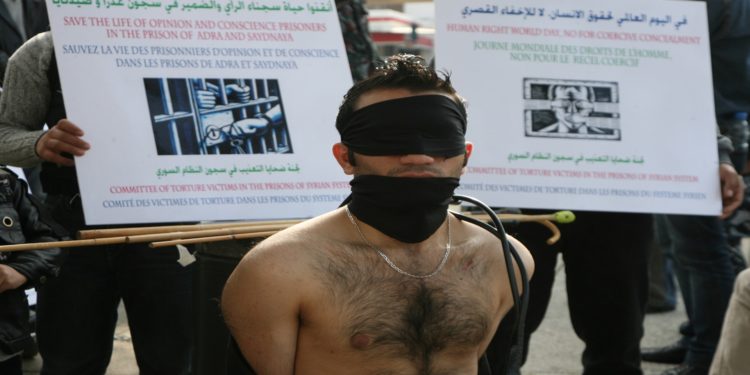 شهادات مروعة للناجين من التعذيب في السجون السورية