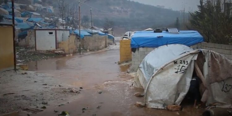 عواصف وسيول.. مناشدات لإغاثة قاطني مخيمات شمال غربي سورية