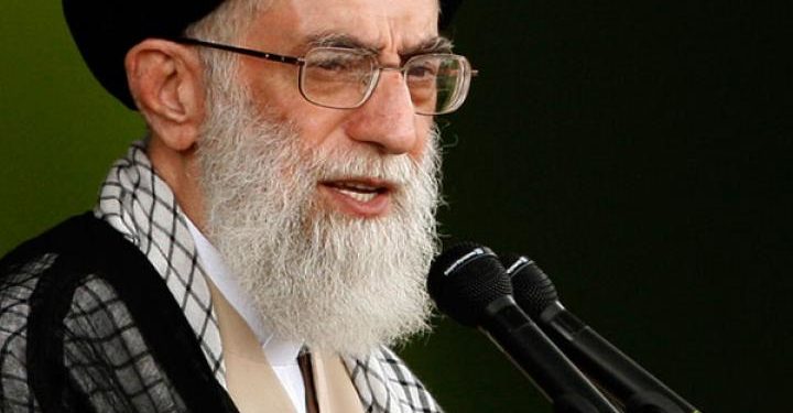 الخطاب الأول لخامنئي في عام 2021: إعادة التأكيد على الضعف الأمريكي، واعتماد إيران على ذاتها