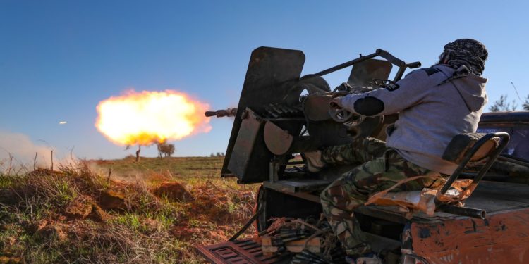 عين عيسى تشهد اشتباكات. والتوتر بين قسد والنظام يتمدد