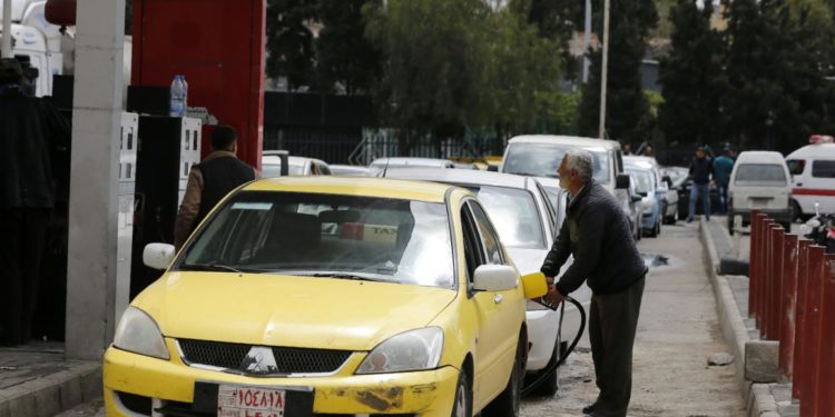 إثراء تجّار الحرب في سورية: النظام يستورد النفط من روسيا عبر رجال أعمال