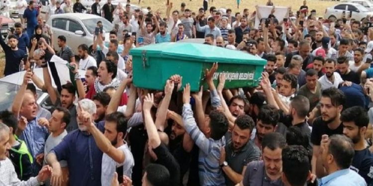 مازال في خَلَدي هديرُ هتافِهمْ