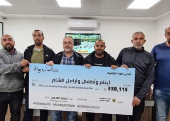 أهالي قرية فلسطينية يتبرعون ب 100 ألف دولار للمحتاجين السوريين