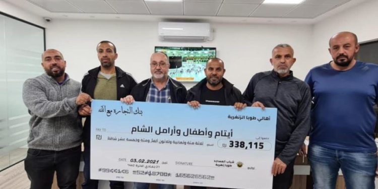 أهالي قرية فلسطينية يتبرعون ب 100 ألف دولار للمحتاجين السوريين