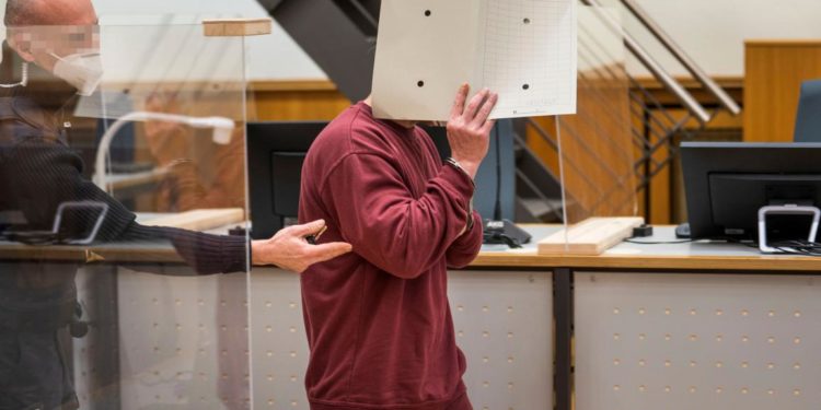 محاكمة مجرمي الحرب السوريين: رواية كبش الفداء والمنفذ الصغير