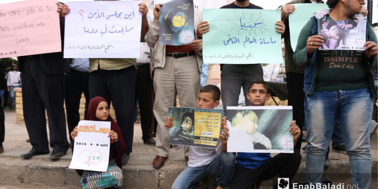 إدلب تتضامن مع دوما في ذكرى مجزرة الكيميائي