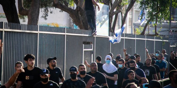 حالة طوارئ في اللد للمرة الأولى منذ 1966.. هكذا كان شكل المواجهات ليلاً