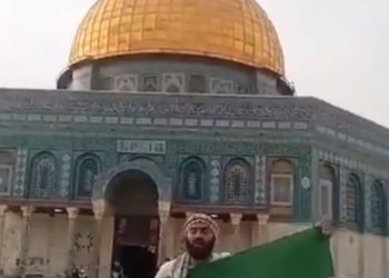 بكم نرفع رؤؤسنا