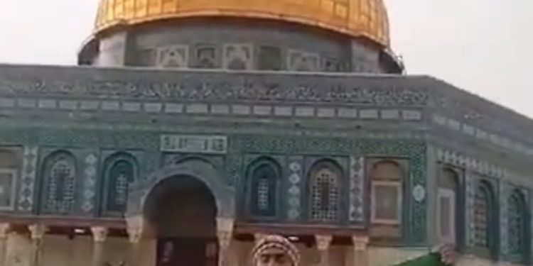 بكم نرفع رؤؤسنا