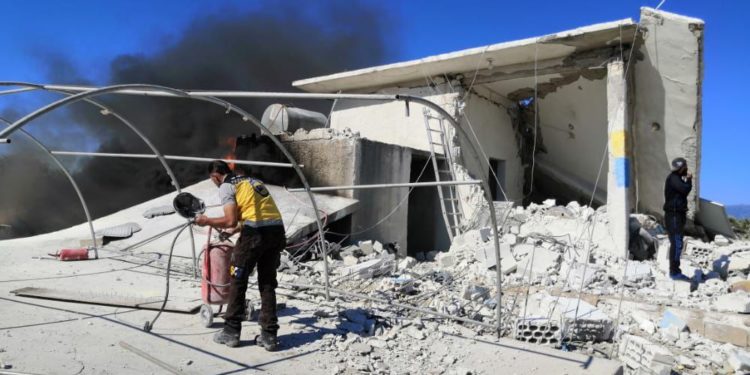 شهيد من الدفاع المدني في قصف للنظام السوري على حماة