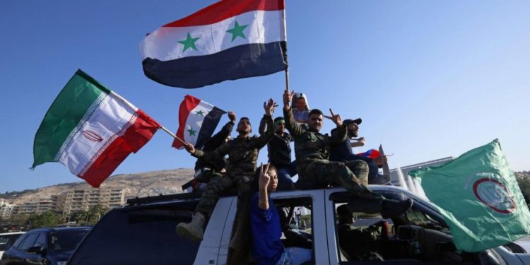 فصائل موالية لإيران ترد على الضربات الأمريكية باستهداف قاعدة في شرق سورية