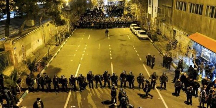 طهران تنضم للاحتجاجات..وترفع مجدداً شعار لبنان وغزة