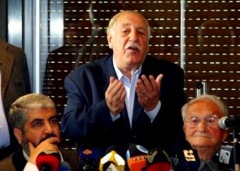 قبل صياح الديك