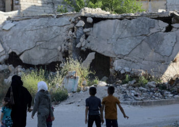 نزوح مدنيين من جنوب إدلب إلى شمالها هرباً من القصف المدفعي       قوات تركية تستهدف نقاطاً للنظام بعد مظاهرات احتجاجية