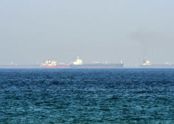 4 سفن “خارج السيطرة” في خليج عمان.. والبحرية البريطانية “تتحرك”