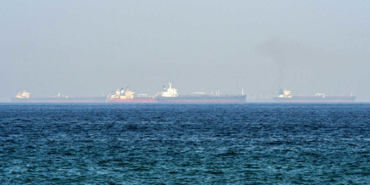 4 سفن “خارج السيطرة” في خليج عمان.. والبحرية البريطانية “تتحرك”